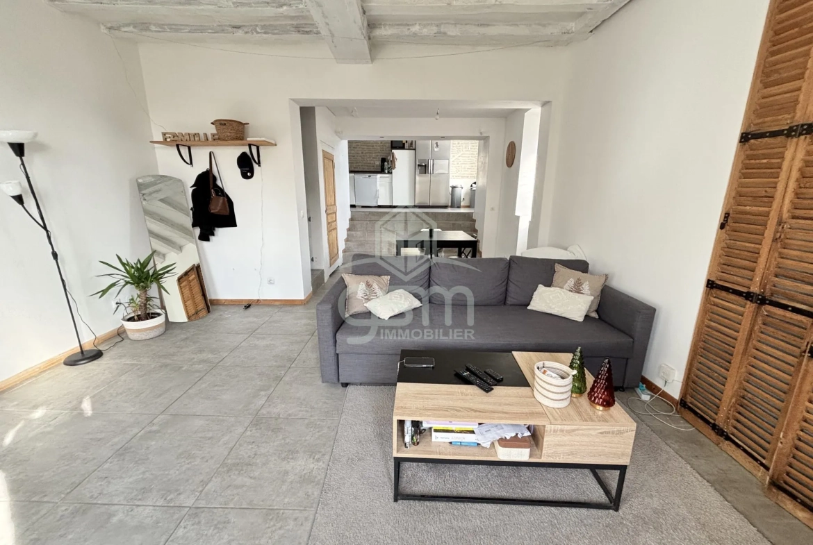 Maison rénovée à Sainte-Maure-de-Touraine avec vue dégagée et grand terrain 