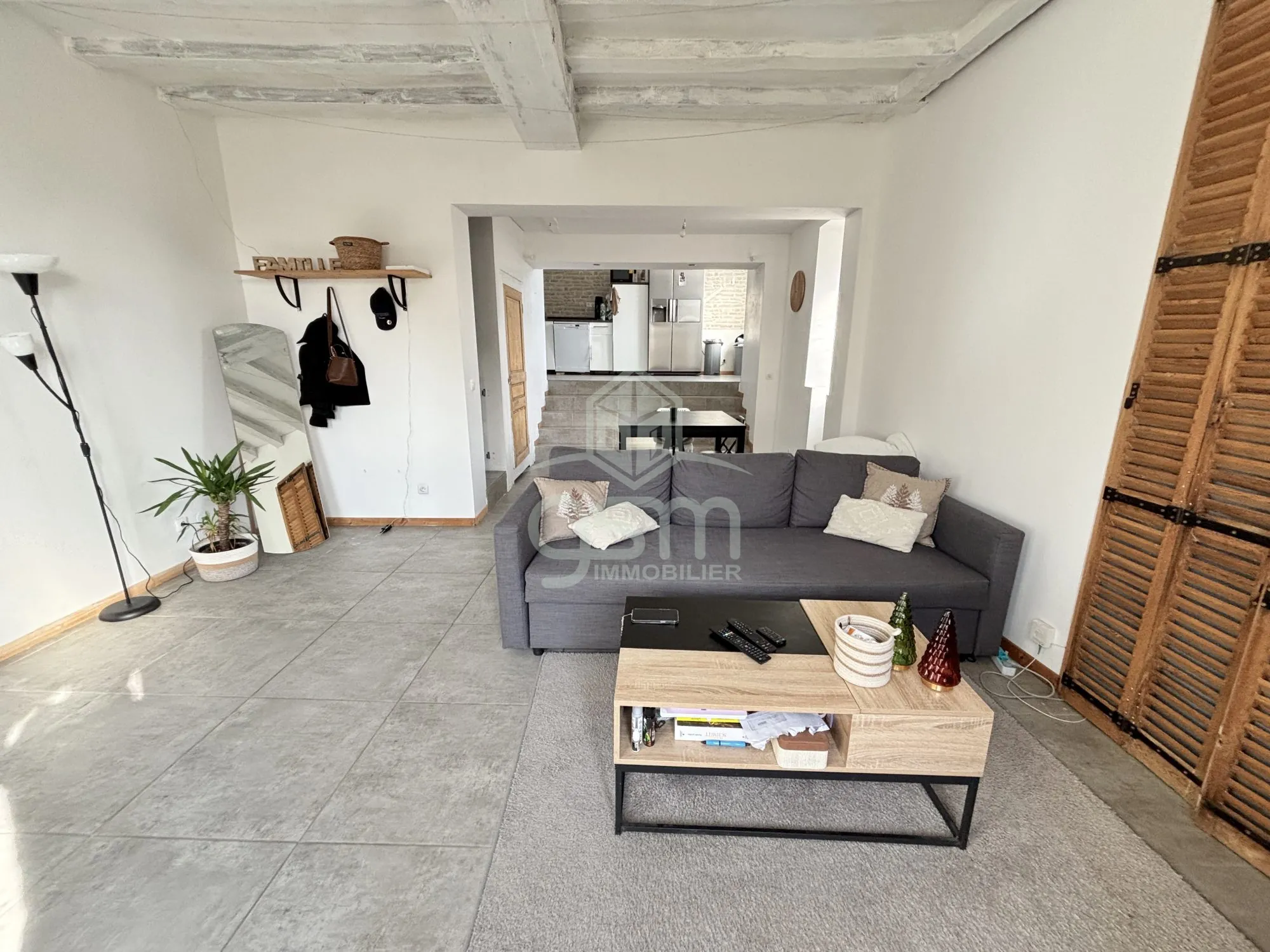 Maison rénovée à Sainte-Maure-de-Touraine avec vue dégagée et grand terrain 