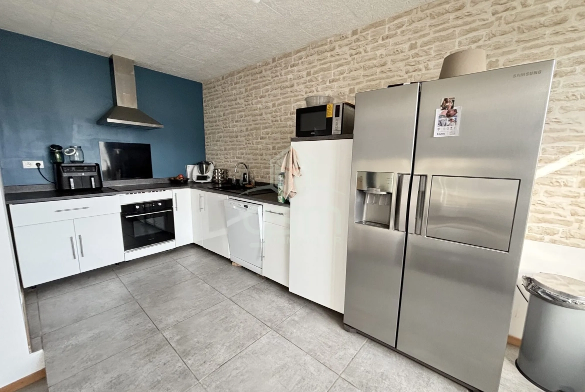 Maison rénovée à Sainte-Maure-de-Touraine avec vue dégagée et grand terrain 