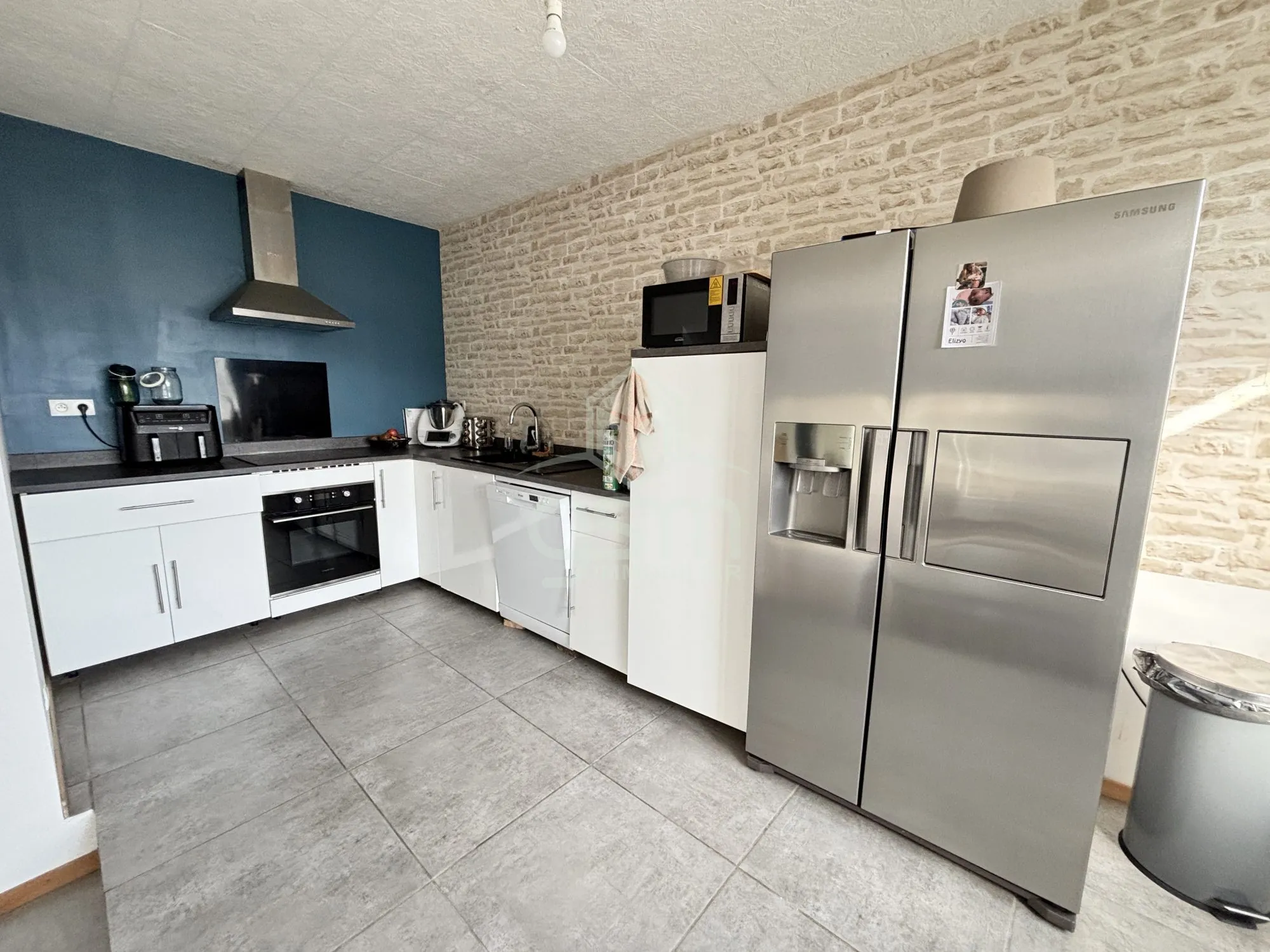 Maison rénovée à Sainte-Maure-de-Touraine avec vue dégagée et grand terrain 
