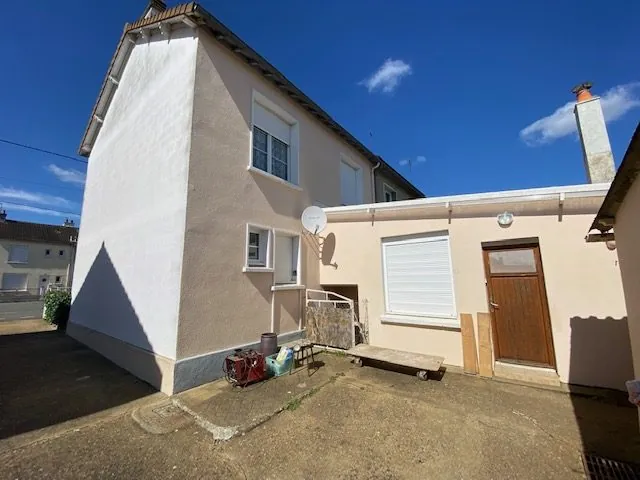 Maison à vendre à Saint-Cosme-en-Vairais avec 4 chambres, jardin et dépendances 