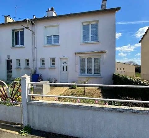 Maison à vendre à Saint-Cosme-en-Vairais avec 4 chambres, jardin et dépendances