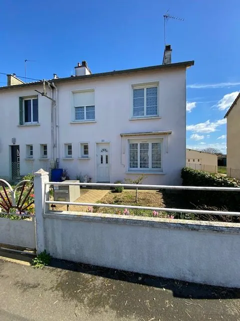Maison à vendre à Saint-Cosme-en-Vairais avec 4 chambres, jardin et dépendances 