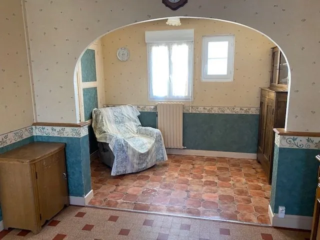 Maison à vendre à Saint-Cosme-en-Vairais avec 4 chambres, jardin et dépendances 