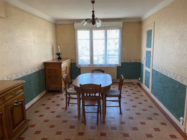 Maison à vendre à Saint-Cosme-en-Vairais avec 4 chambres, jardin et dépendances 