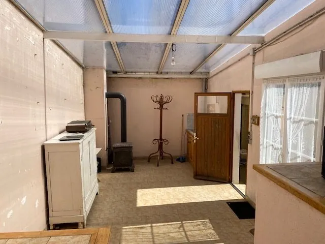 Maison à vendre à Saint-Cosme-en-Vairais avec 4 chambres, jardin et dépendances 