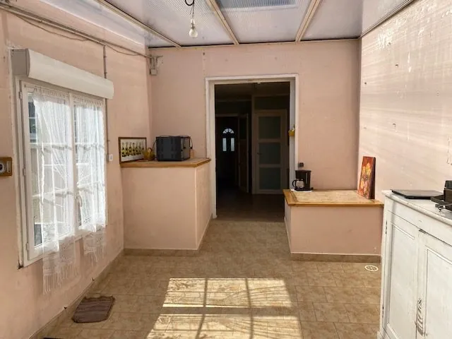 Maison à vendre à Saint-Cosme-en-Vairais avec 4 chambres, jardin et dépendances 