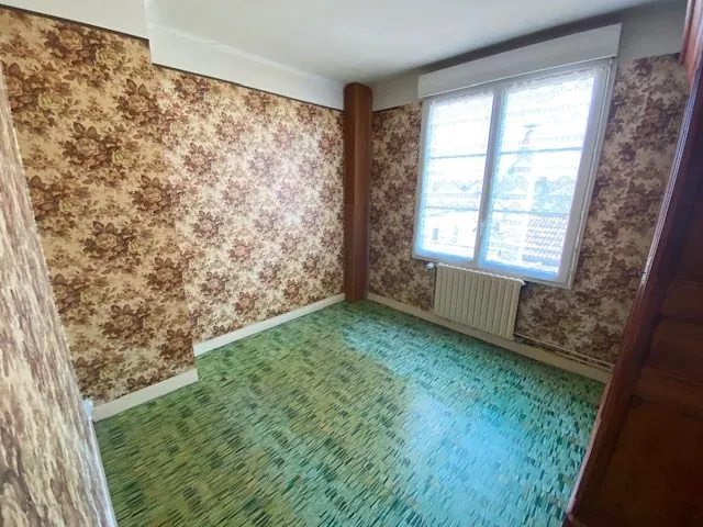 Maison à vendre à Saint-Cosme-en-Vairais avec 4 chambres, jardin et dépendances 
