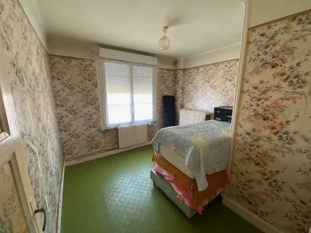 Maison à vendre à Saint-Cosme-en-Vairais avec 4 chambres, jardin et dépendances 