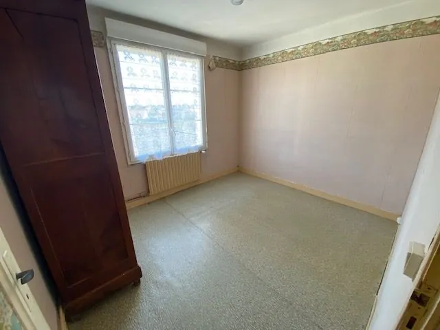 Maison à vendre à Saint-Cosme-en-Vairais avec 4 chambres, jardin et dépendances 
