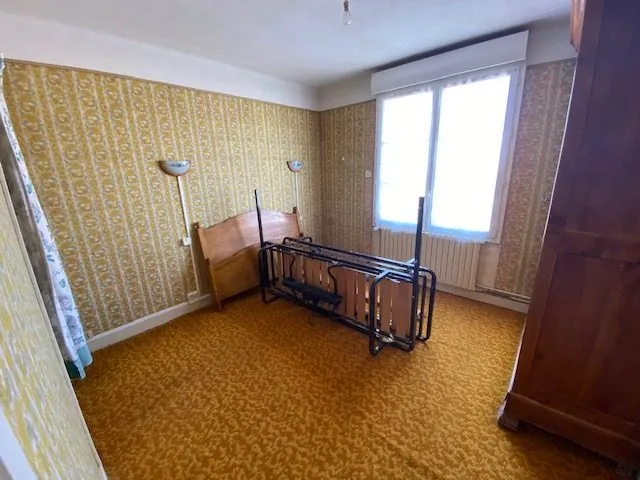 Maison à vendre à Saint-Cosme-en-Vairais avec 4 chambres, jardin et dépendances 