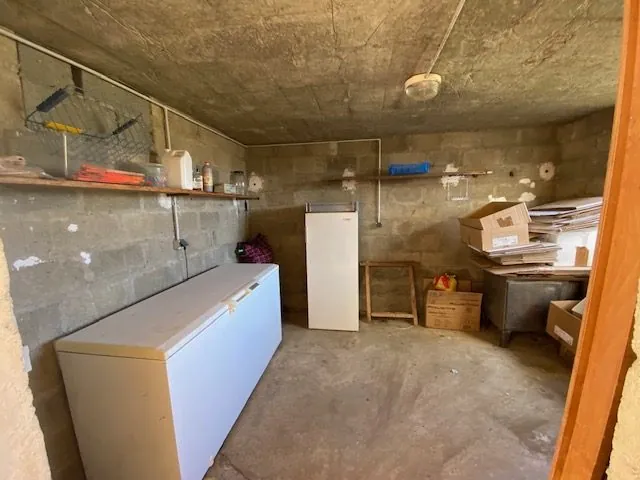 Maison à vendre à Saint-Cosme-en-Vairais avec 4 chambres, jardin et dépendances 