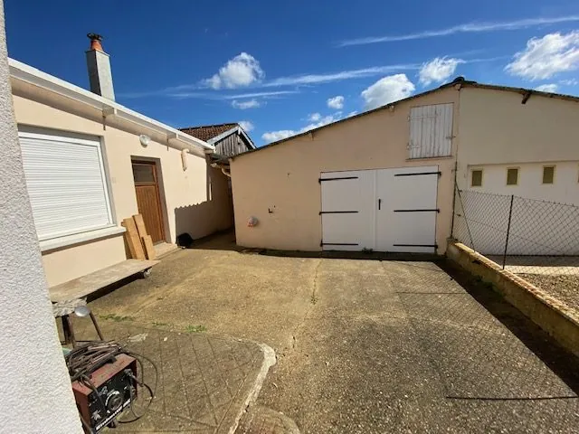 Maison à vendre à Saint-Cosme-en-Vairais avec 4 chambres, jardin et dépendances 