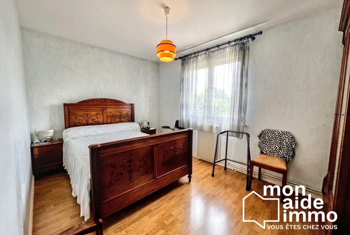 Jolie maison de ville avec garage et terrasse à Coutras 