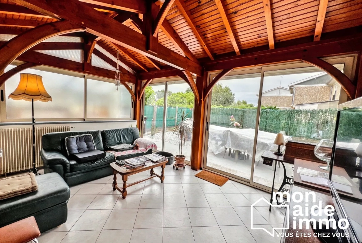 Jolie maison de ville avec garage et terrasse à Coutras 