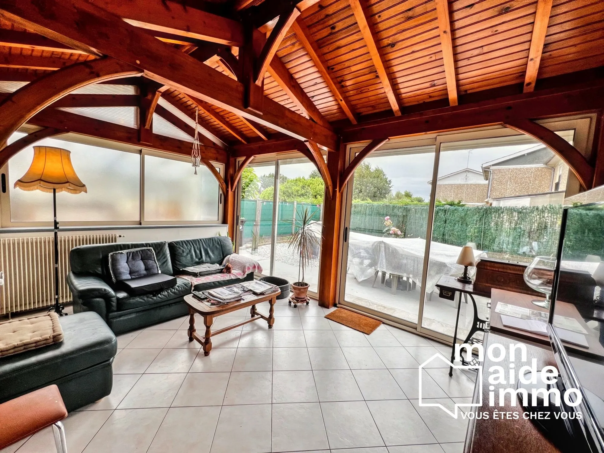 Jolie maison de ville avec garage et terrasse à Coutras 