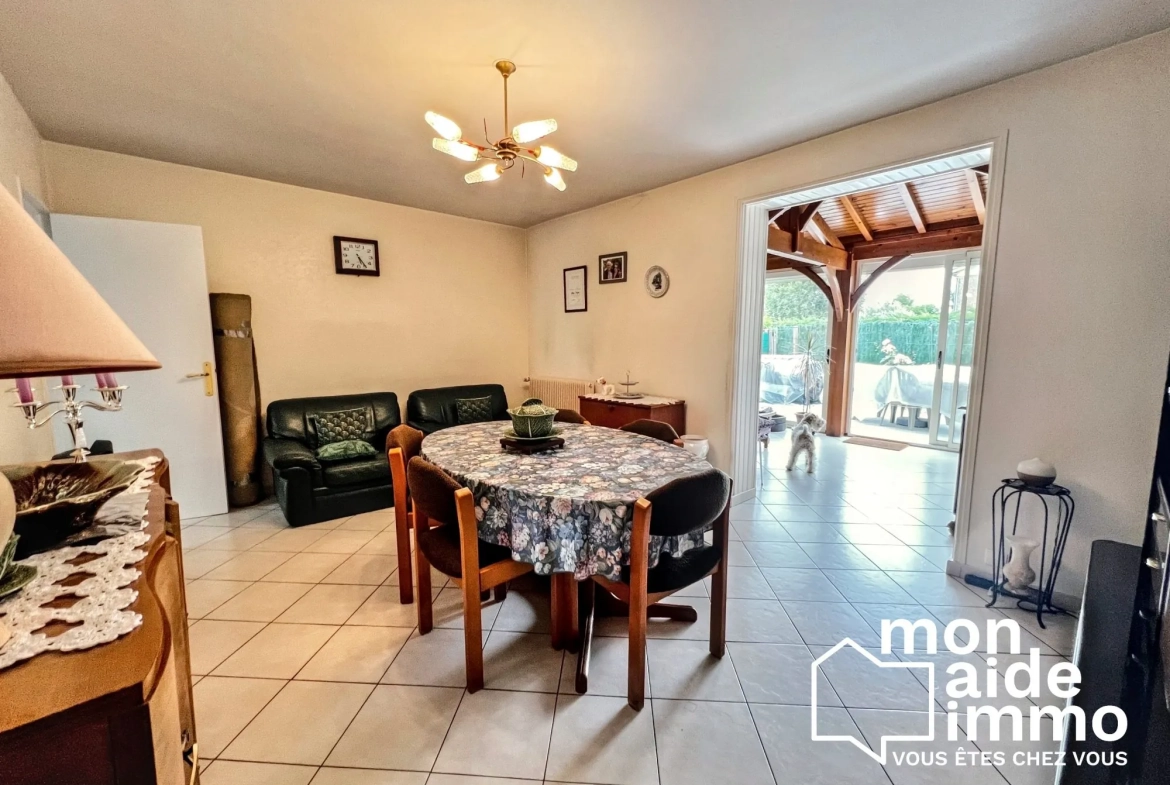 Jolie maison de ville avec garage et terrasse à Coutras 