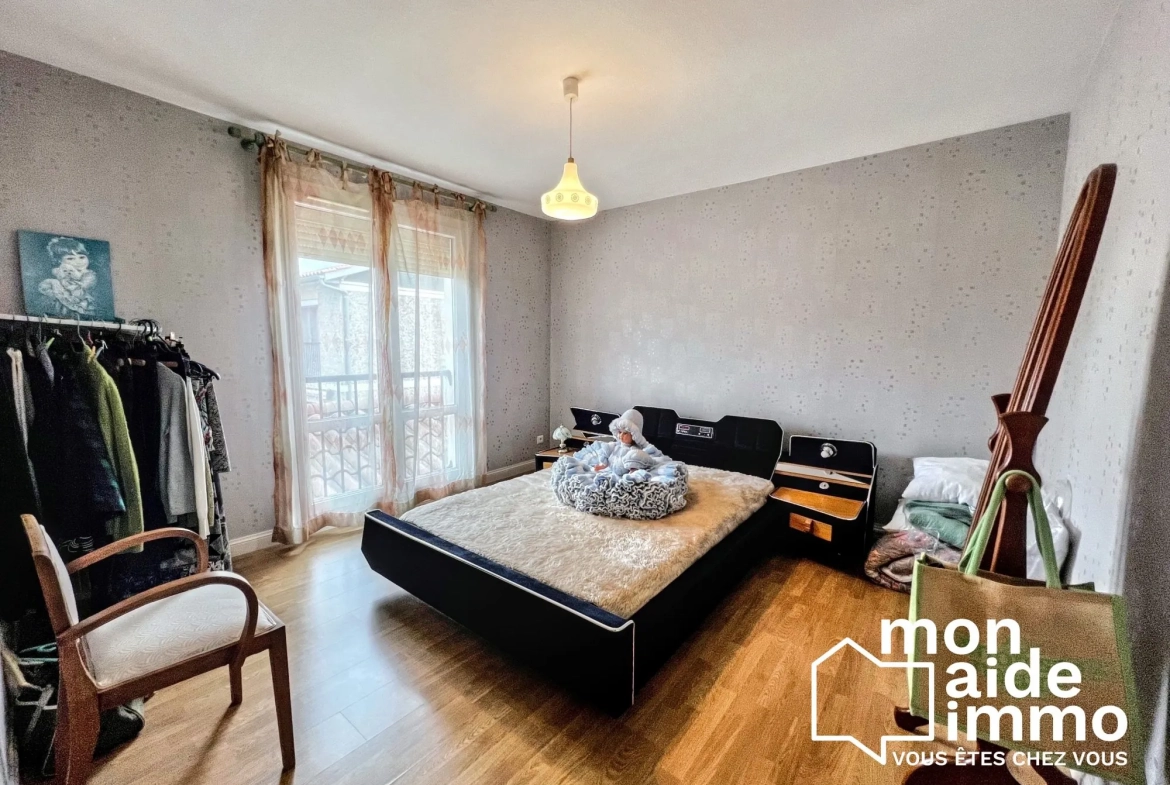 Jolie maison de ville avec garage et terrasse à Coutras 