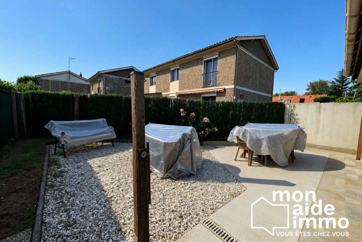 Jolie maison de ville avec garage et terrasse à Coutras 
