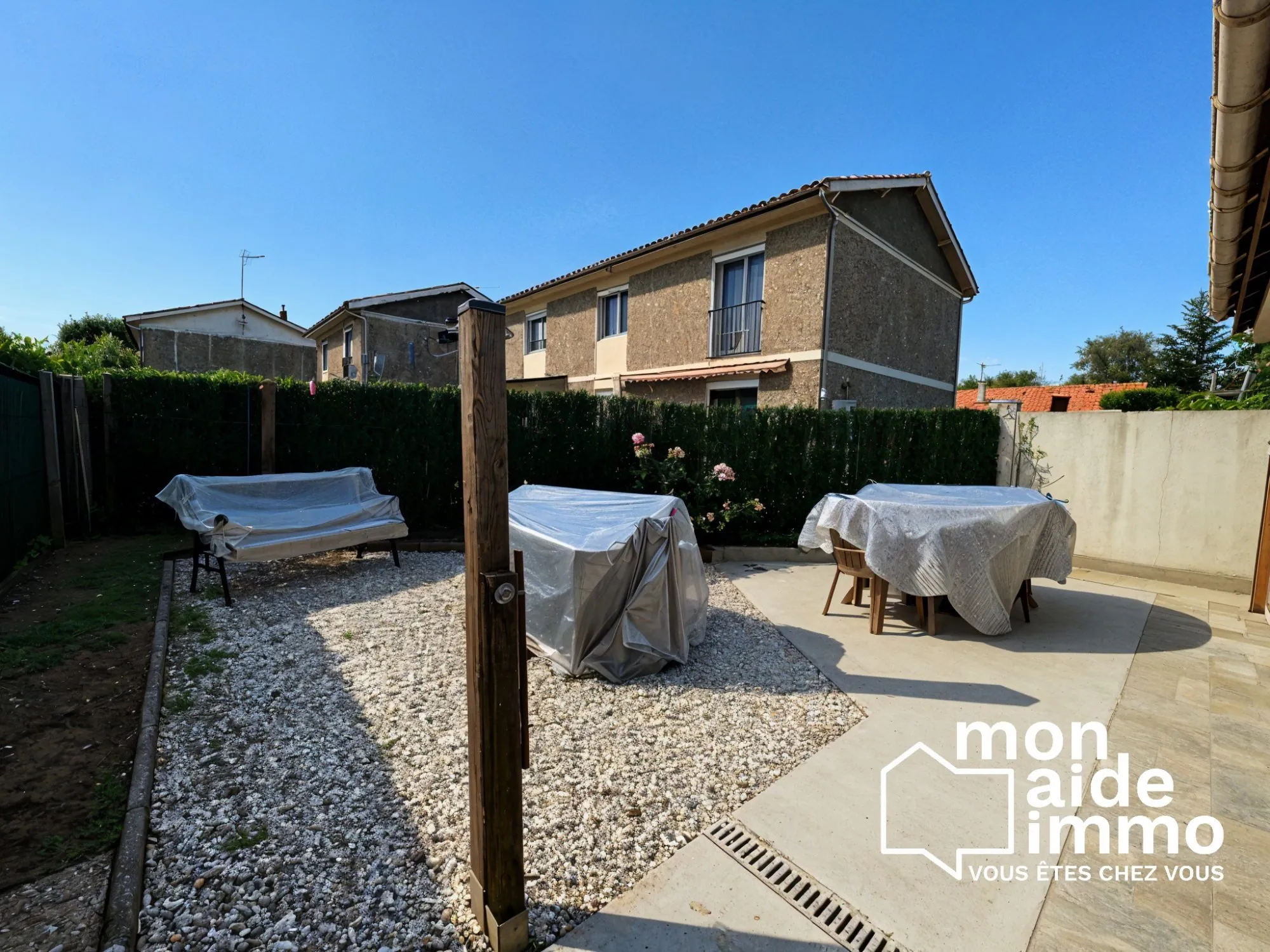 Jolie maison de ville avec garage et terrasse à Coutras 