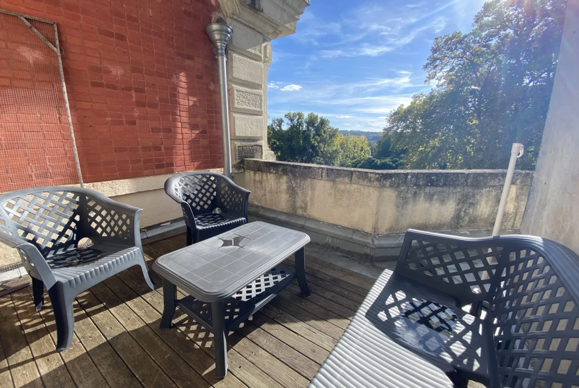 Appartement dans un château historique à Trélissac avec terrasse et parking 