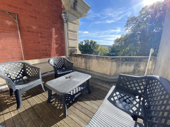 Appartement dans un château historique à Trélissac avec terrasse et parking