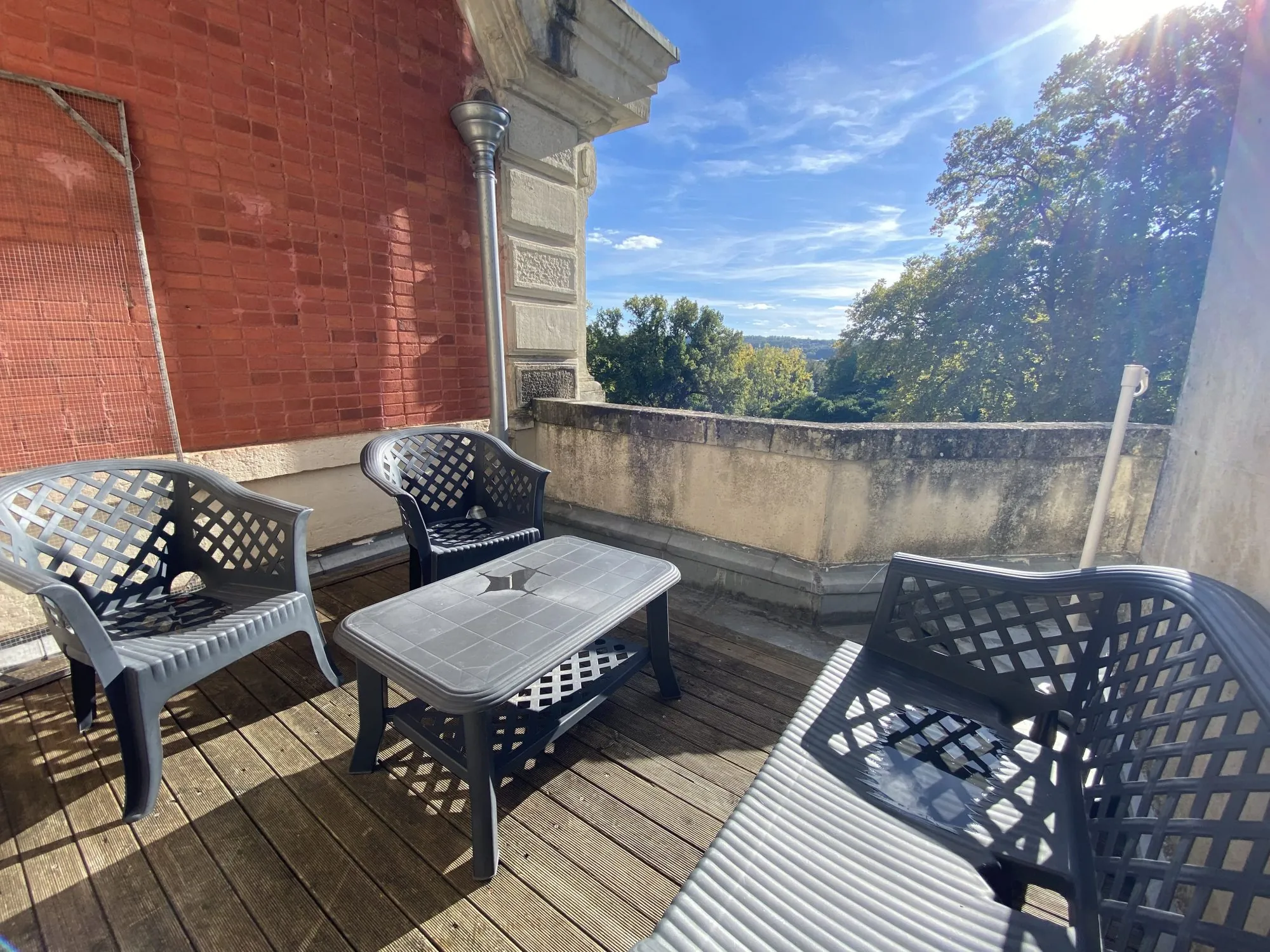 Appartement dans un château historique à Trélissac avec terrasse et parking 
