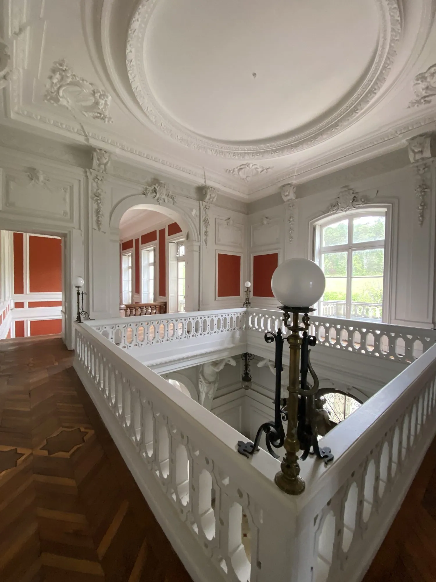 Appartement dans un château historique à Trélissac avec terrasse et parking 