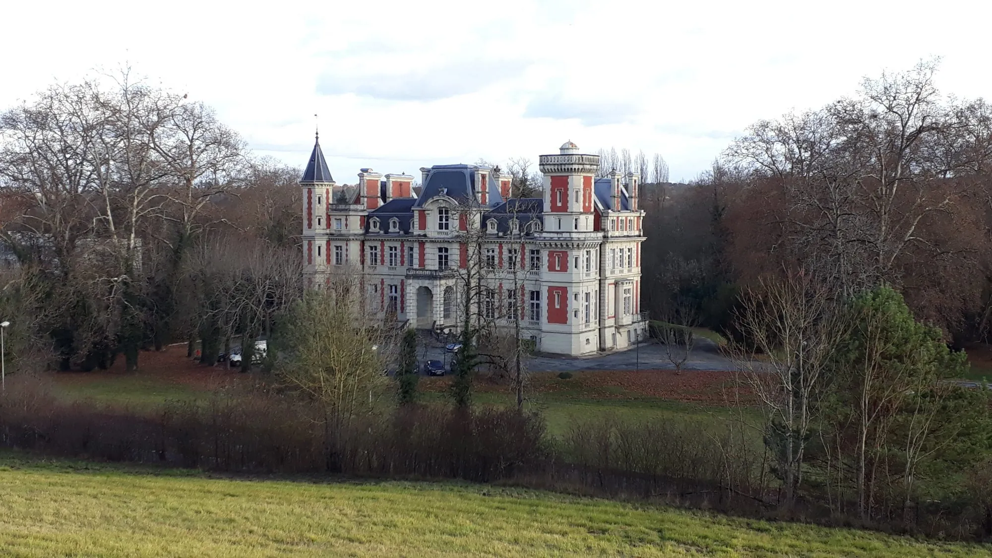 Appartement dans un château historique à Trélissac avec terrasse et parking 