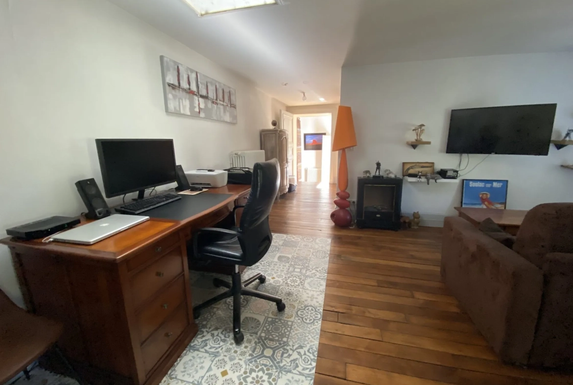 Appartement dans un château historique à Trélissac avec terrasse et parking 