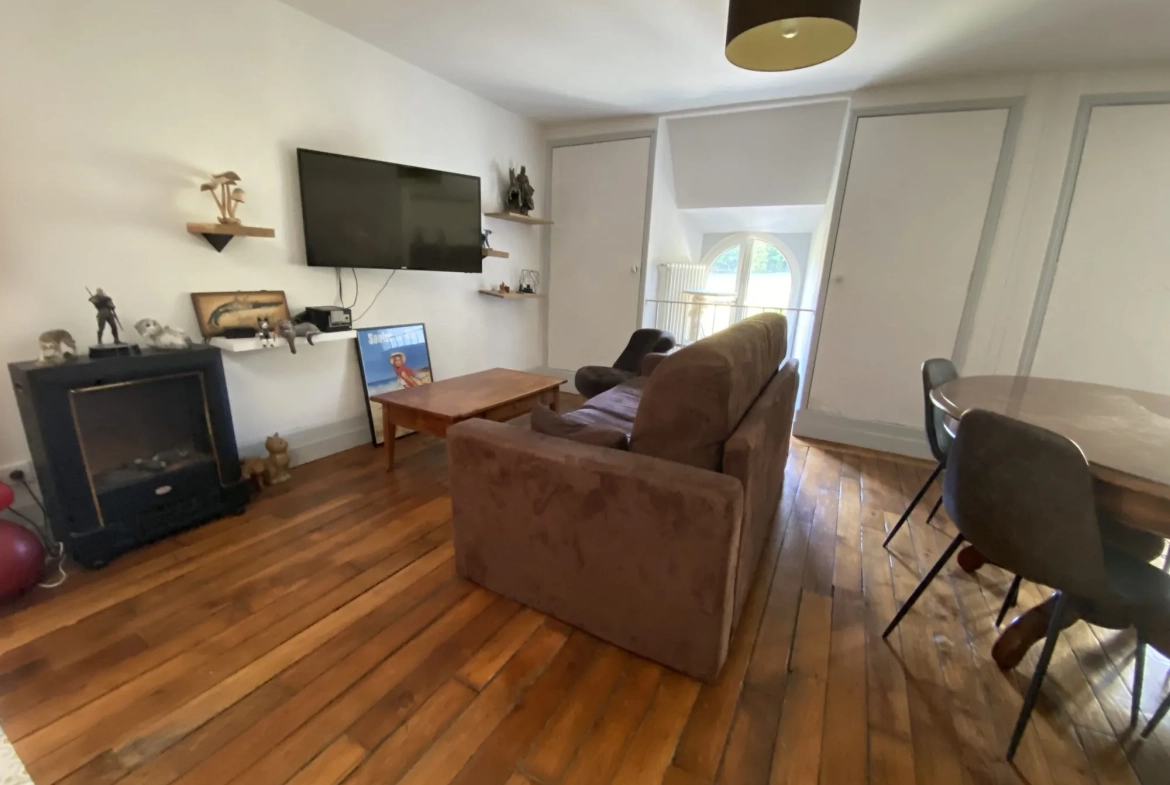 Appartement dans un château historique à Trélissac avec terrasse et parking 