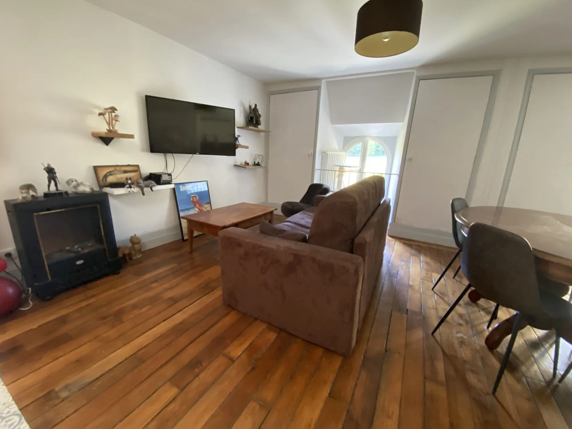 Appartement dans un château historique à Trélissac avec terrasse et parking 