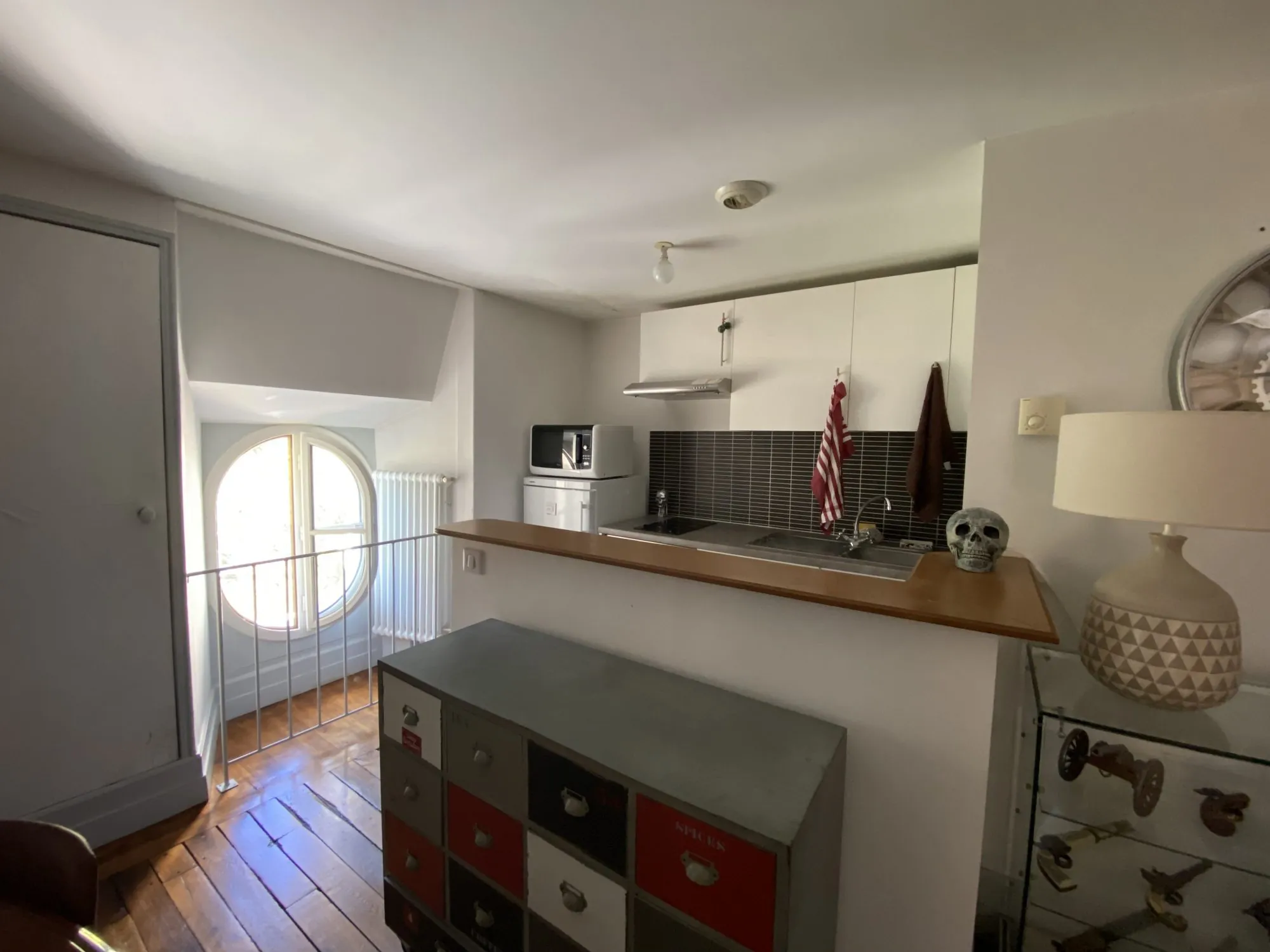 Appartement dans un château historique à Trélissac avec terrasse et parking 