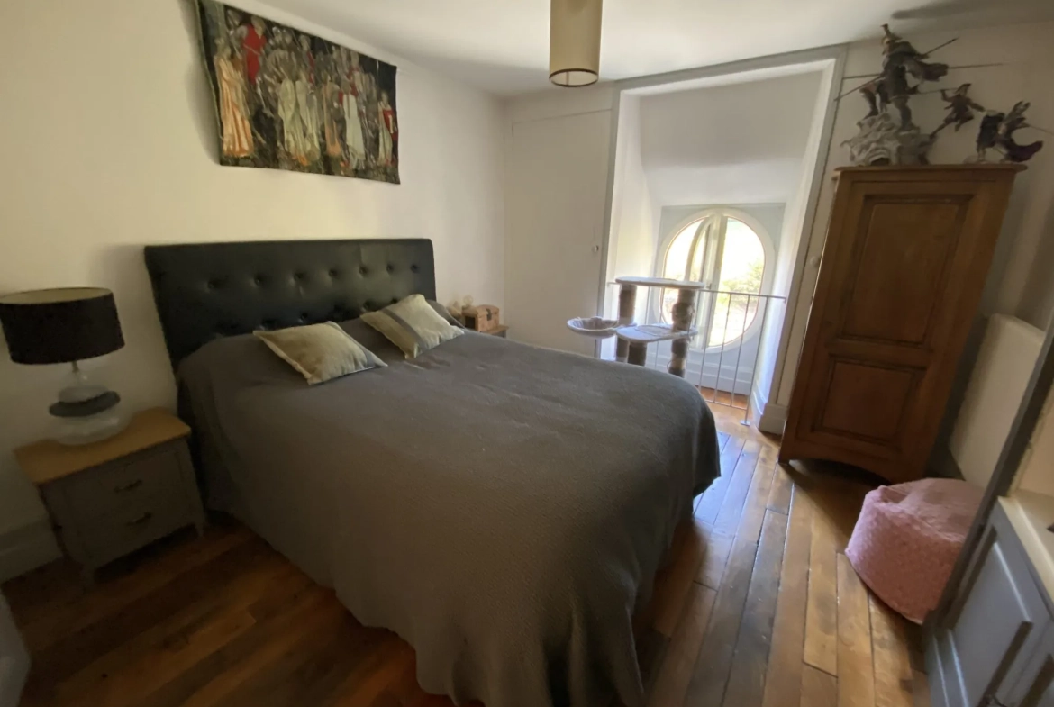 Appartement dans un château historique à Trélissac avec terrasse et parking 