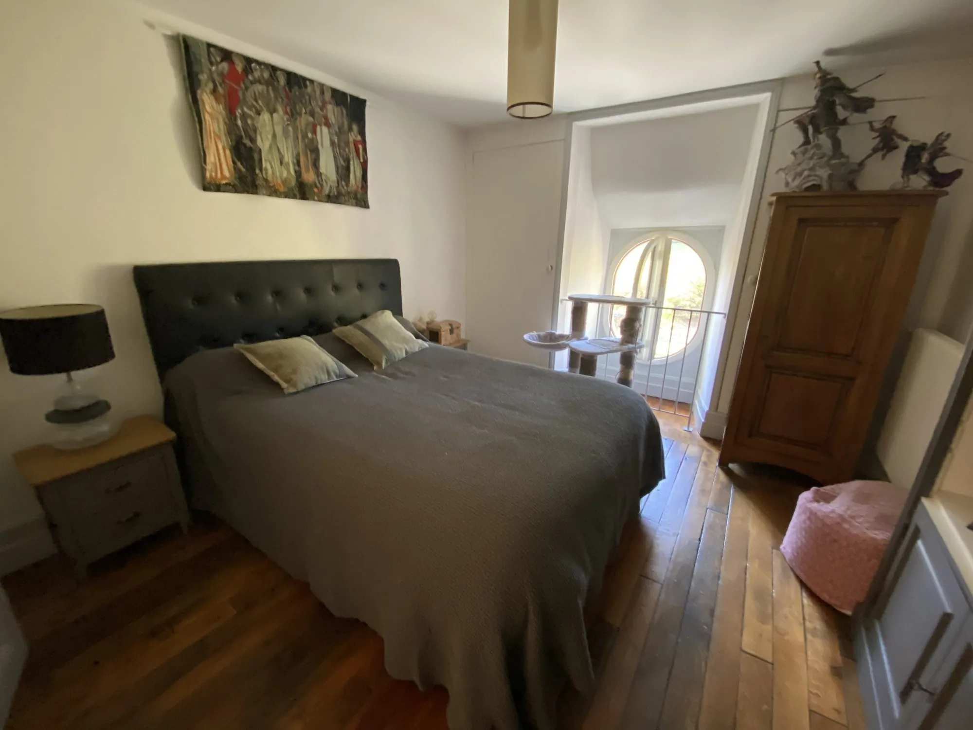 Appartement dans un château historique à Trélissac avec terrasse et parking 