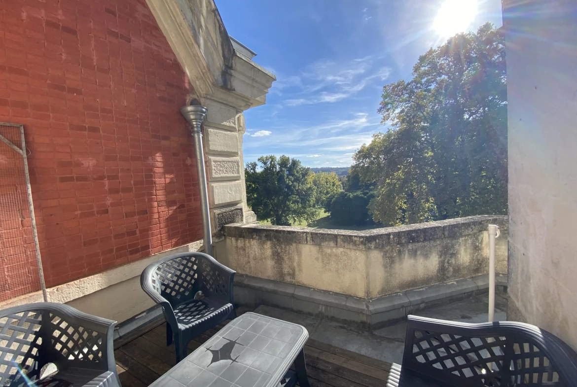 Appartement dans un château historique à Trélissac avec terrasse et parking 