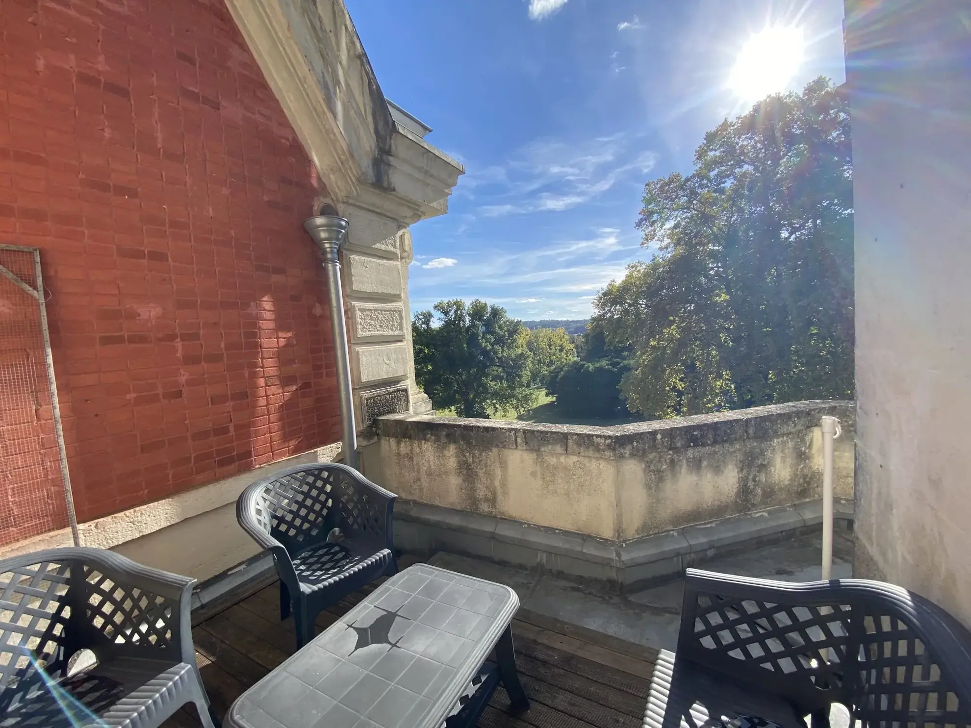 Appartement dans un château historique à Trélissac avec terrasse et parking 
