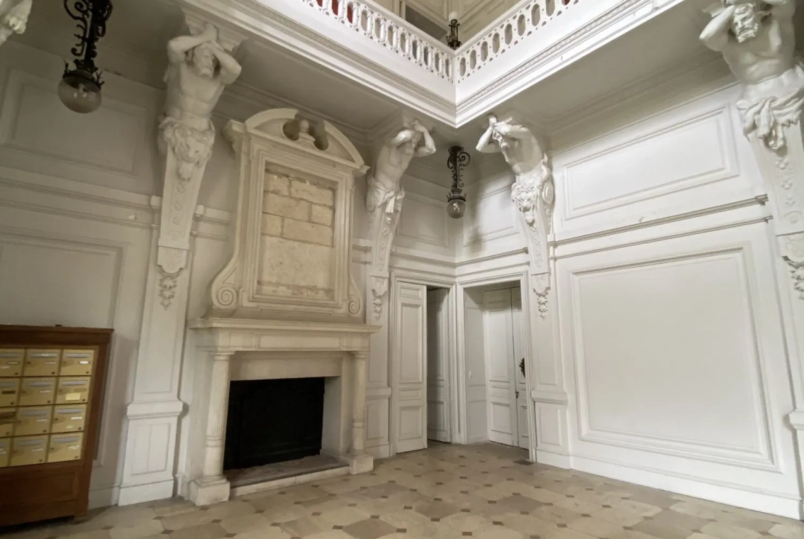 Appartement dans un château historique à Trélissac avec terrasse et parking 