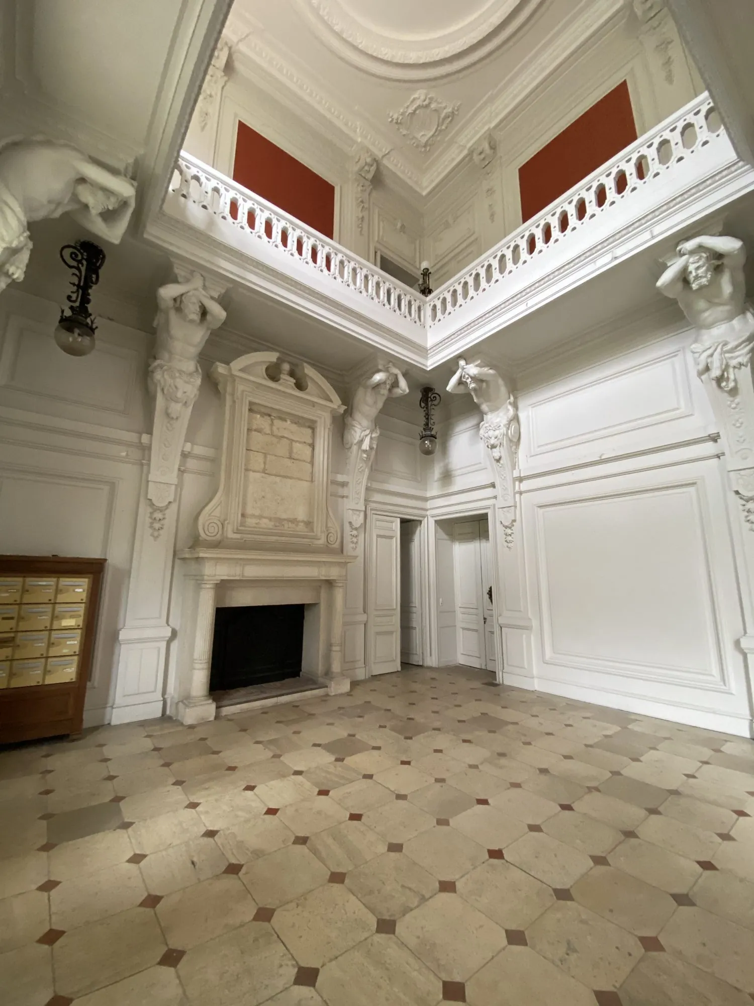 Appartement dans un château historique à Trélissac avec terrasse et parking 
