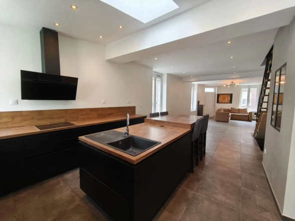 Maison mitoyenne rénovée à Valenciennes - 110 m² avec garage et terrasse