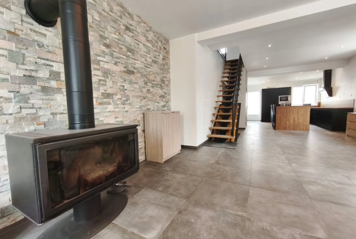 Maison mitoyenne rénovée à Valenciennes - 110 m² avec garage et terrasse 