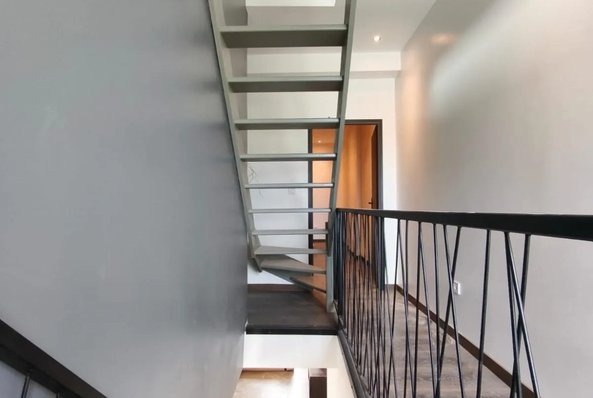 Maison mitoyenne rénovée à Valenciennes - 110 m² avec garage et terrasse 