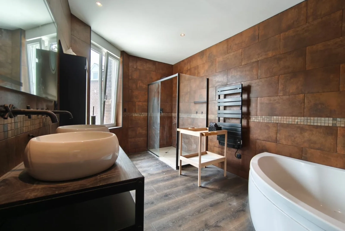 Maison mitoyenne rénovée à Valenciennes - 110 m² avec garage et terrasse 