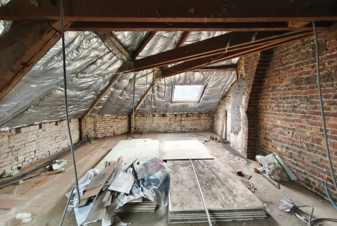 Maison mitoyenne rénovée à Valenciennes - 110 m² avec garage et terrasse 