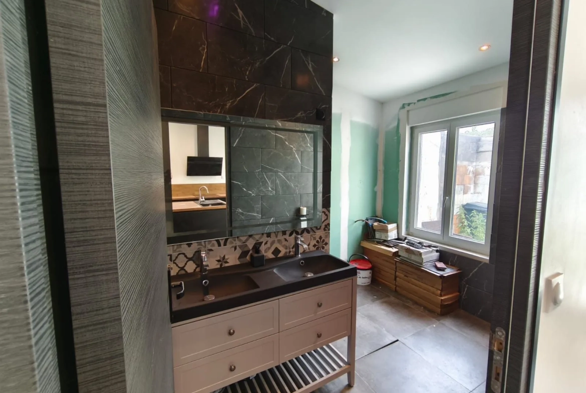 Maison mitoyenne rénovée à Valenciennes - 110 m² avec garage et terrasse 