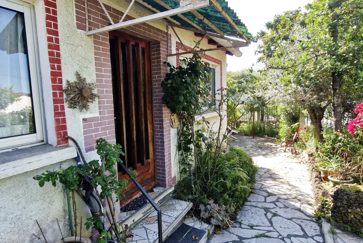Maison de caractère de 97,82 m² à Saint-Julien-les-Rosiers avec terrasse et terrain arboré 