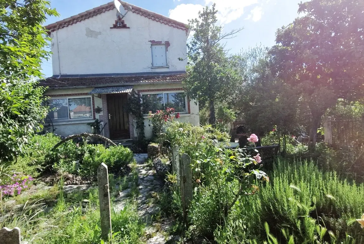 Maison de caractère de 97,82 m² à Saint-Julien-les-Rosiers avec terrasse et terrain arboré 