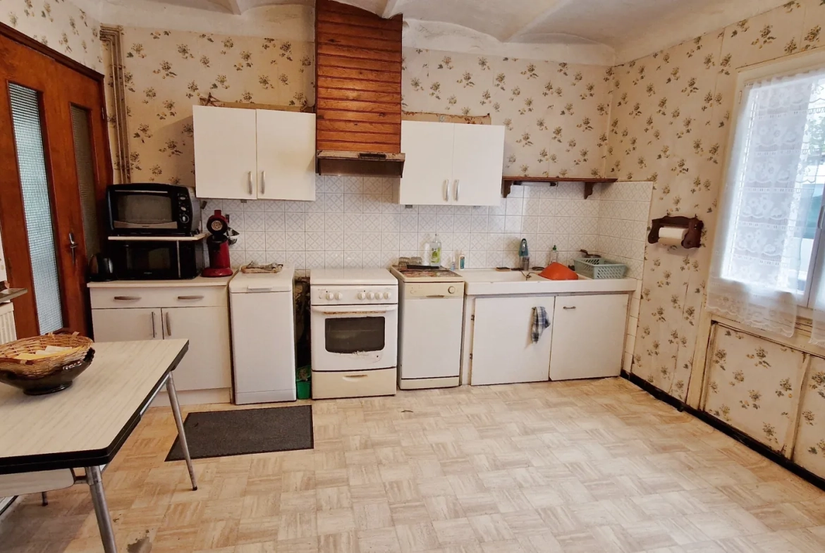 Maison de caractère de 97,82 m² à Saint-Julien-les-Rosiers avec terrasse et terrain arboré 