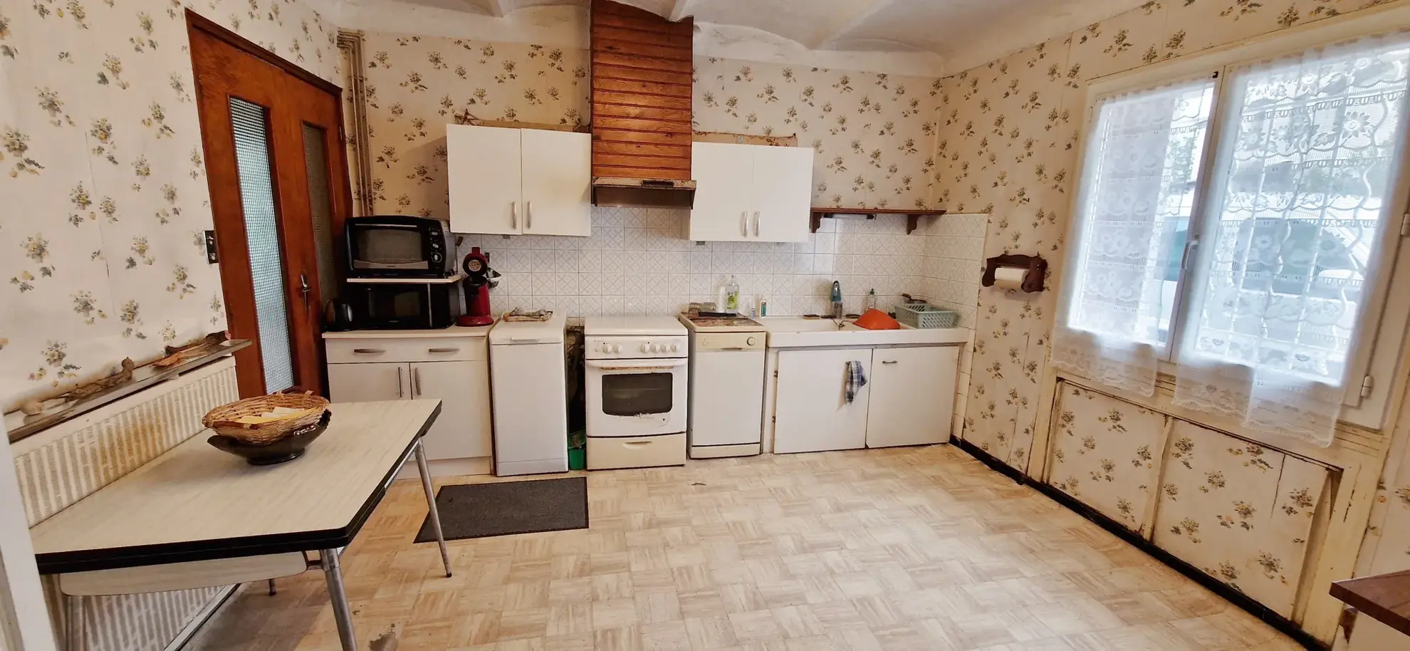 Maison de caractère de 97,82 m² à Saint-Julien-les-Rosiers avec terrasse et terrain arboré 