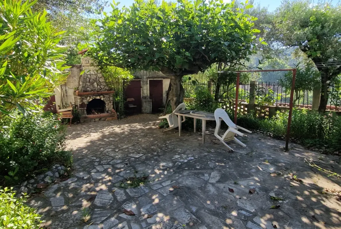 Maison de caractère de 97,82 m² à Saint-Julien-les-Rosiers avec terrasse et terrain arboré 